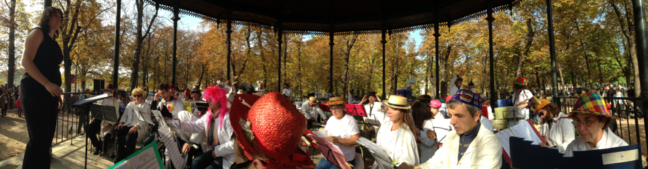 L'orchestre AFREUBO jouant sur le Kiosque du jardin du Luxembourg