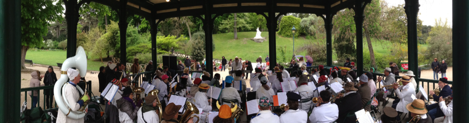 L'orchestre AFREUBO jouant sur le Kiosque du parc Montsouris