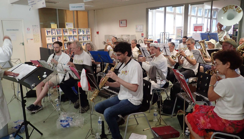 Orchestre AFREUBO faisant l'animation dans une bibliothèque à l’occasion d’un cocktail de fin d’année.