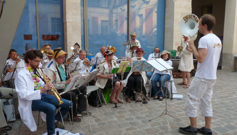 Orchestre AFREUBO faisant l'animation dans une cour à Versailles pour accompagner le cocktail d’une conférence scientifique internationale.
