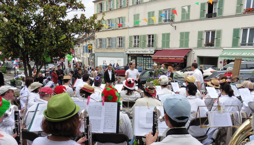 Orchestre AFREUBO animant un centre-ville