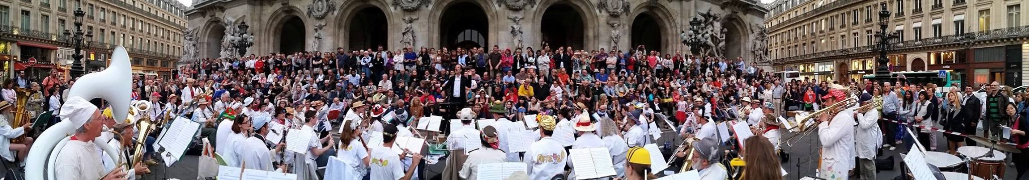 l'AFREUBO jouant pour la Fête de la musique devant l'Opéra Garnier en 2015